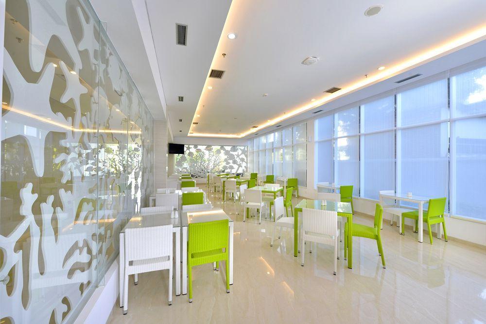 Whiz Prime Hotel Sudirman チラチャプ エクステリア 写真