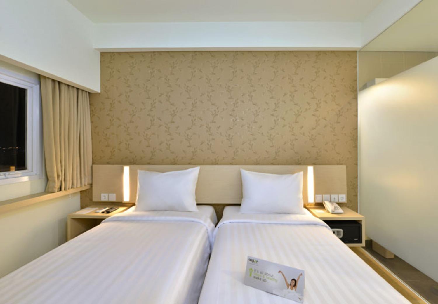 Whiz Prime Hotel Sudirman チラチャプ エクステリア 写真