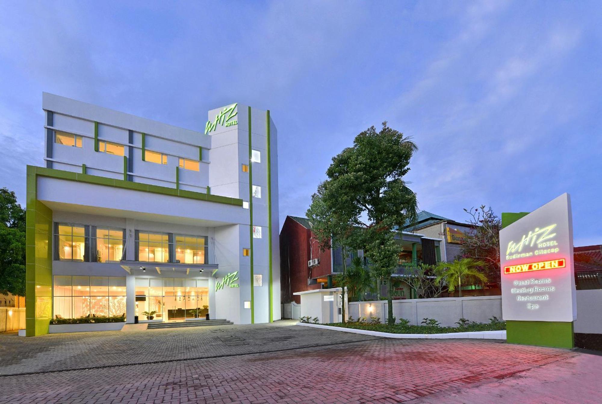 Whiz Prime Hotel Sudirman チラチャプ エクステリア 写真
