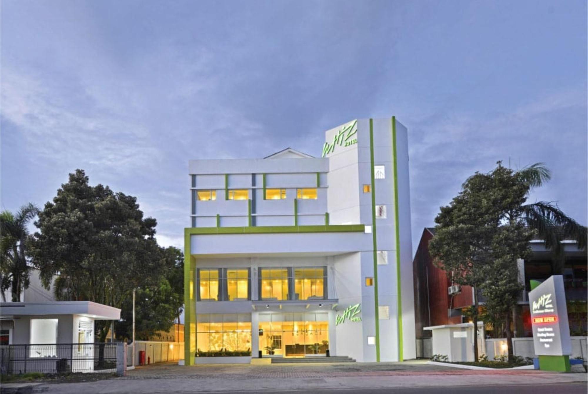 Whiz Prime Hotel Sudirman チラチャプ エクステリア 写真