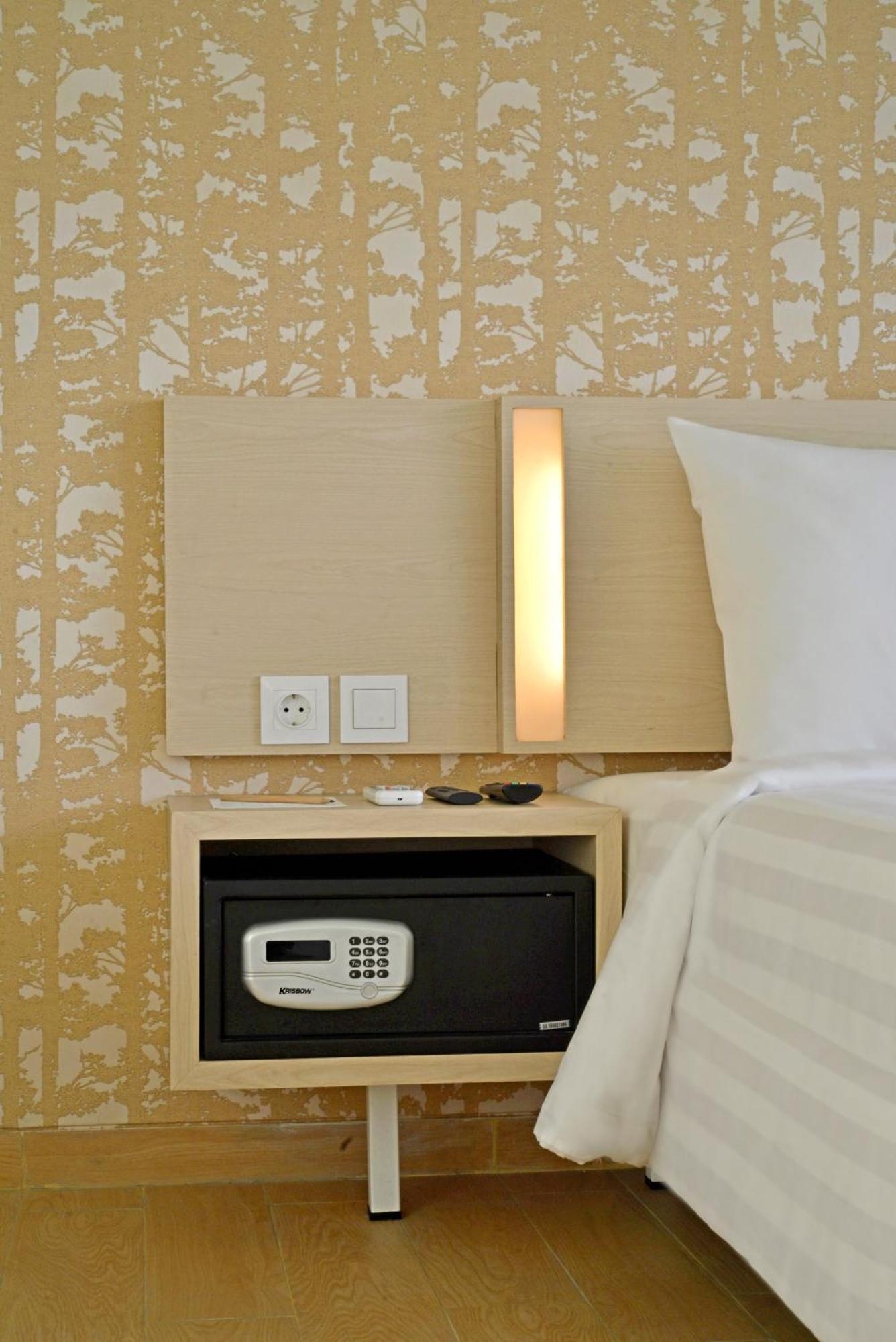 Whiz Prime Hotel Sudirman チラチャプ エクステリア 写真