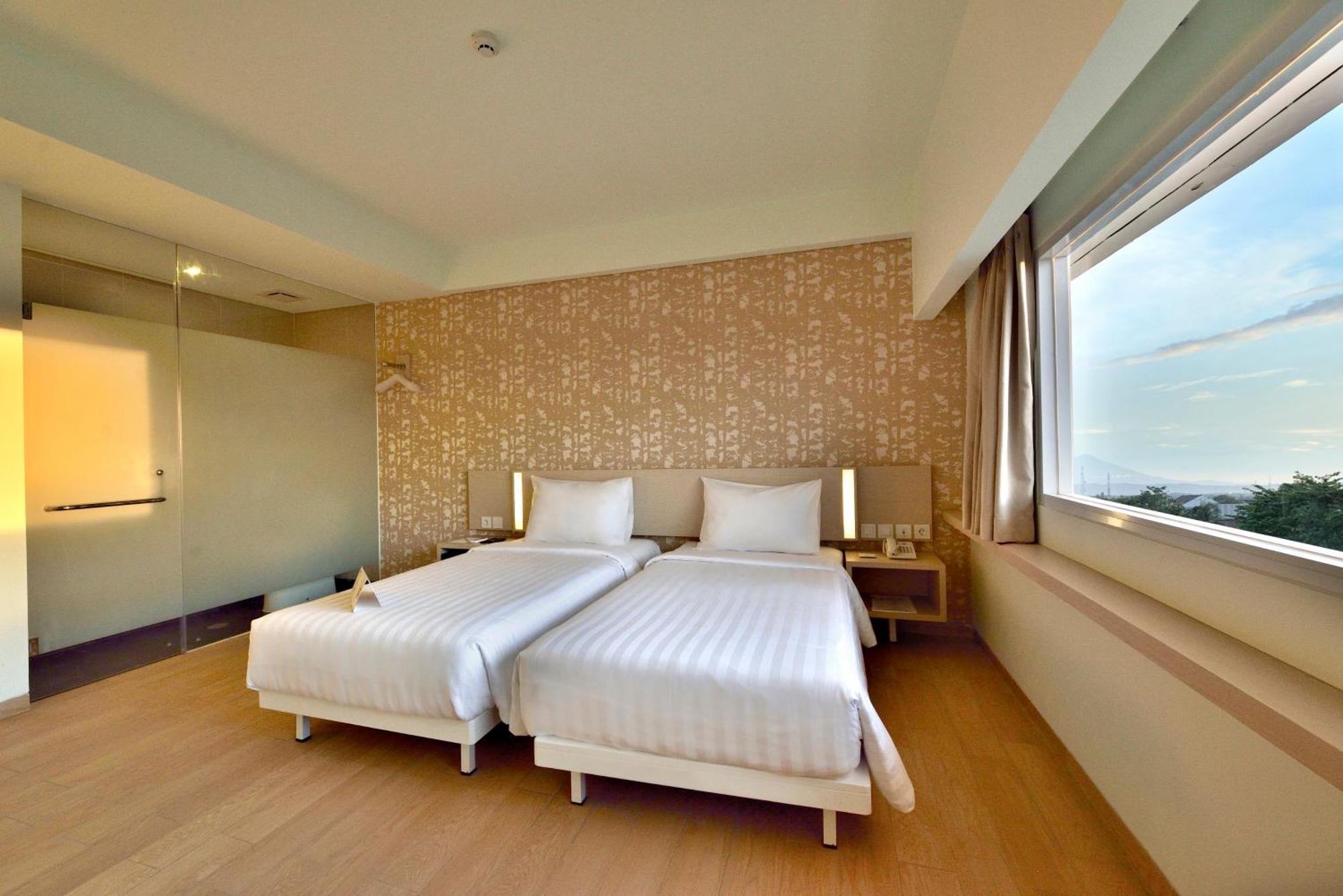 Whiz Prime Hotel Sudirman チラチャプ エクステリア 写真