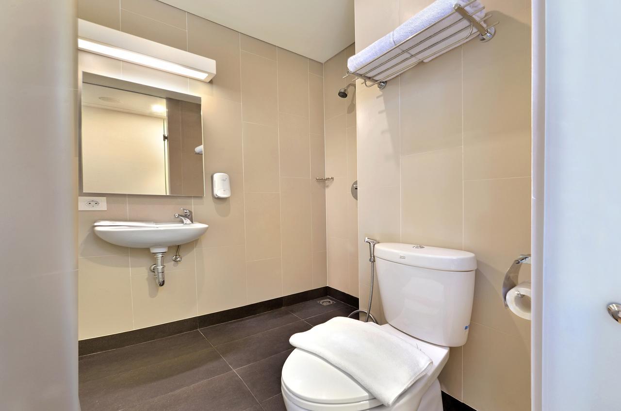 Whiz Prime Hotel Sudirman チラチャプ エクステリア 写真