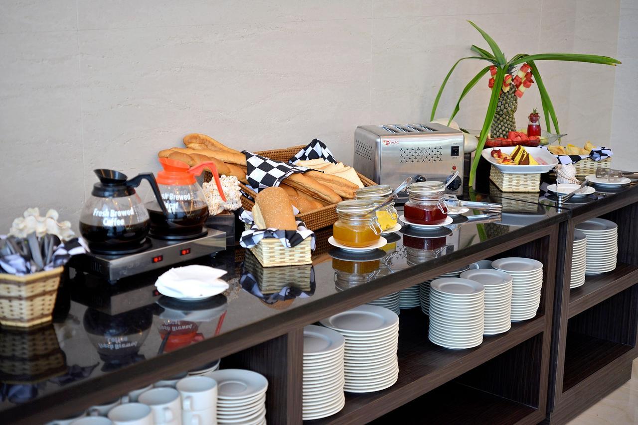 Whiz Prime Hotel Sudirman チラチャプ エクステリア 写真
