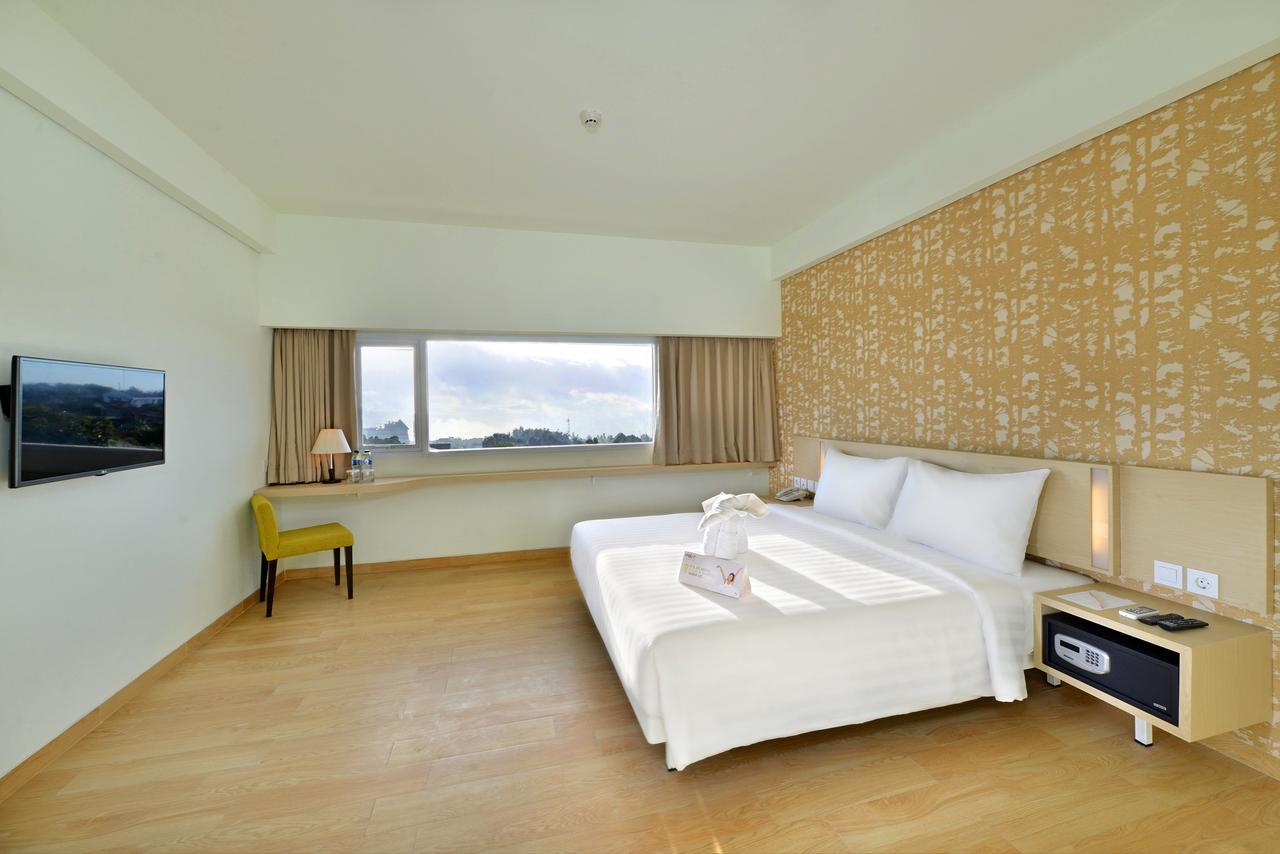 Whiz Prime Hotel Sudirman チラチャプ エクステリア 写真