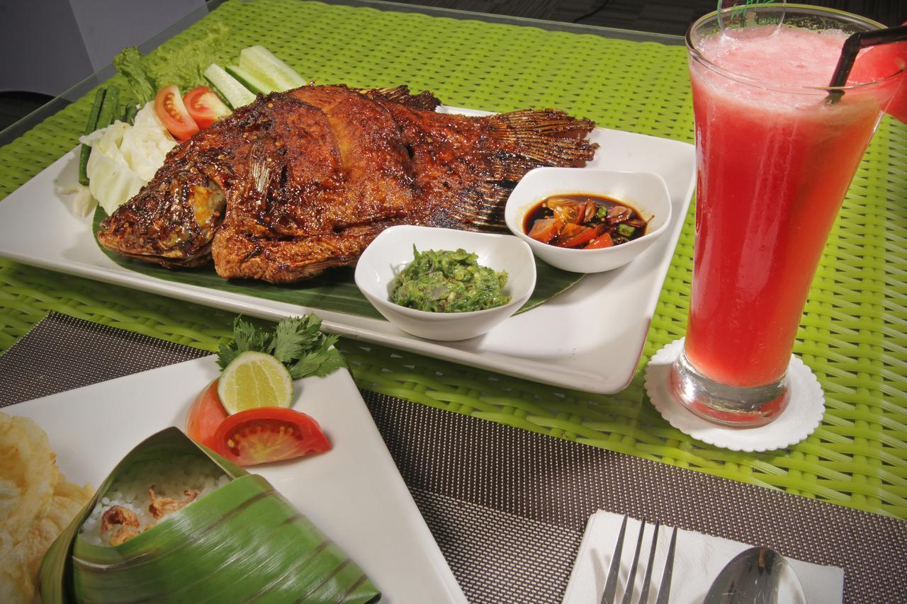 Whiz Prime Hotel Sudirman チラチャプ エクステリア 写真